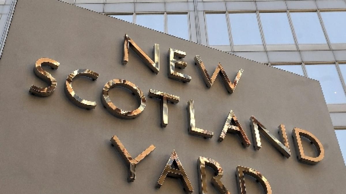 un diplomat britanic a fost atacat si jefuit in cimitir