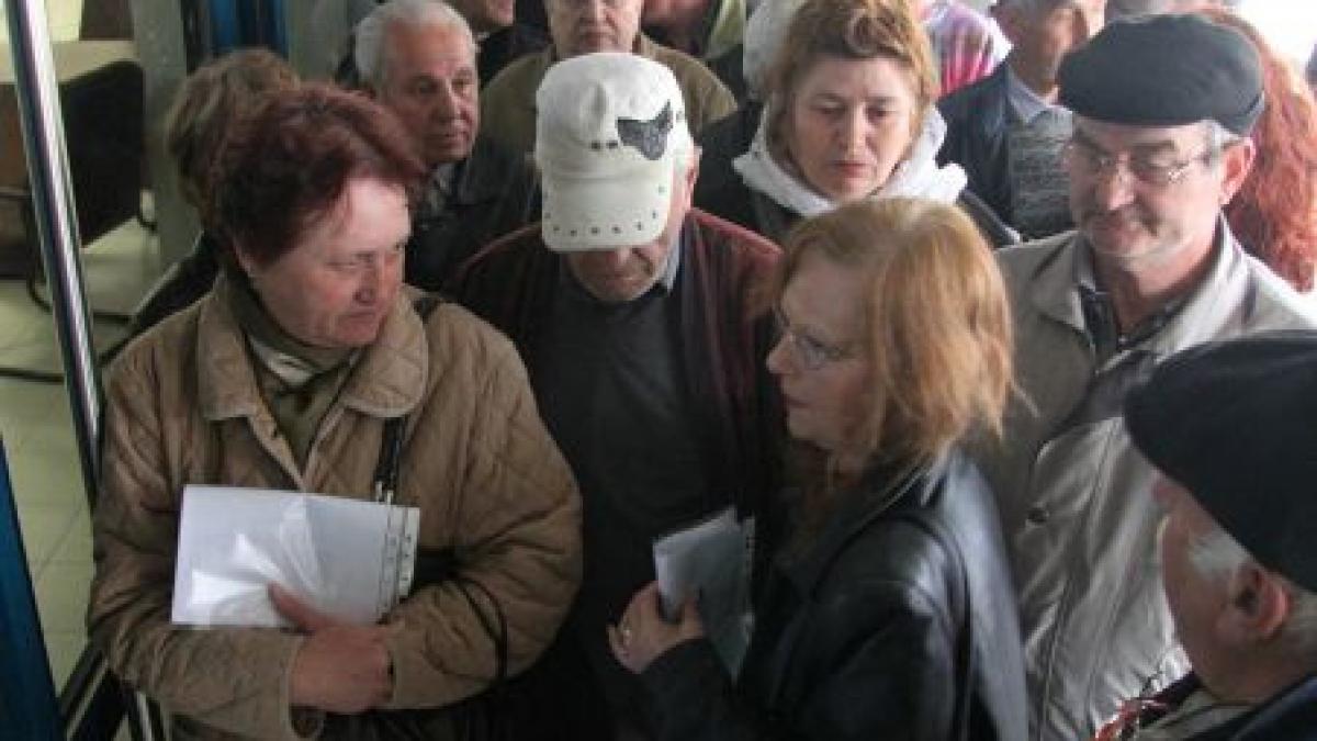 pensionarii argeseni la coada la tribunal pentru a da statul in judecata oamenii isi cer inapoi