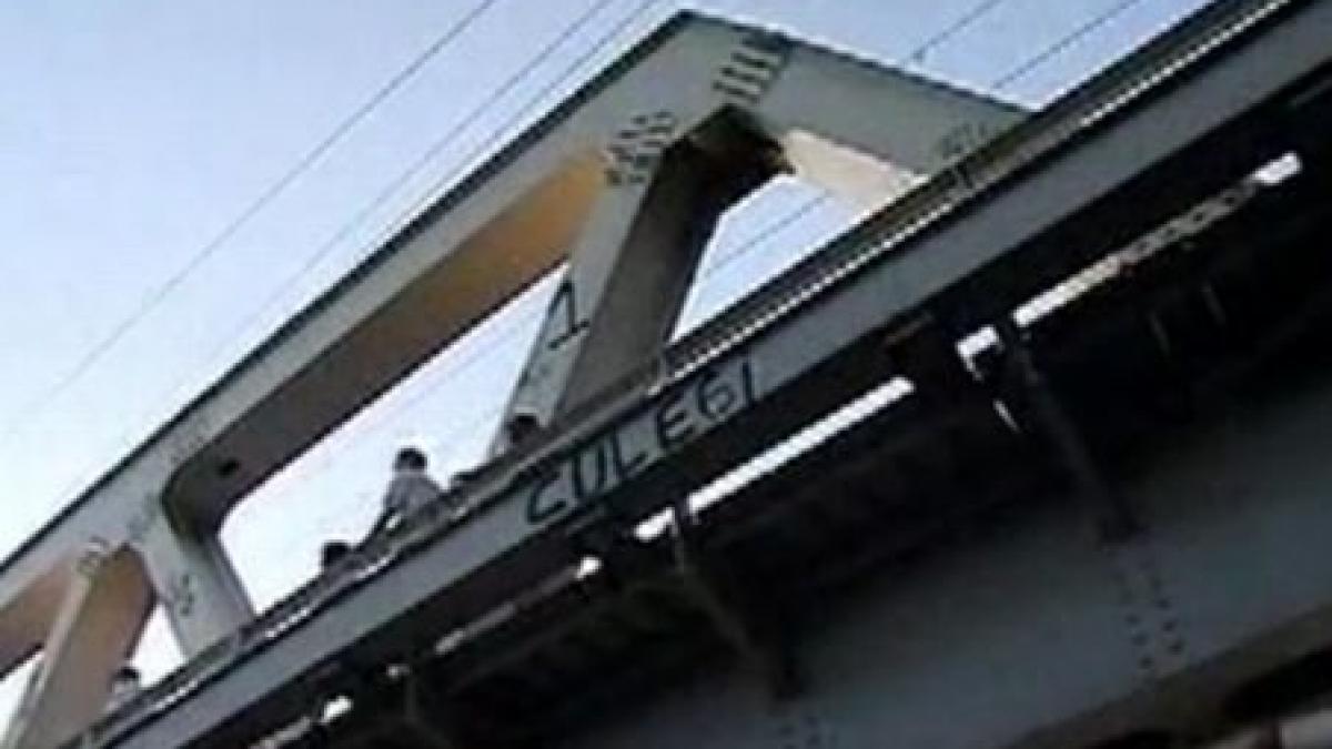 un tanar de 20 de ani a murit electrocutat langa o cale ferata din bucuresti