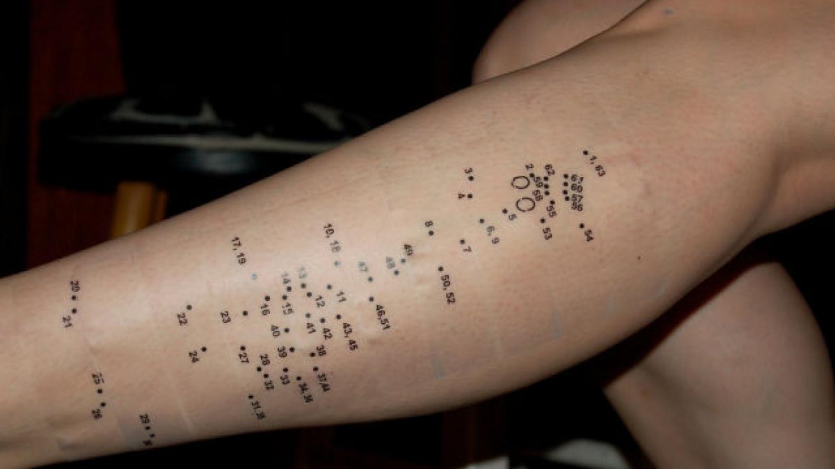 e cel mai original tatuaj din 2012 uneste punctele si vei fi uimit de rezultat