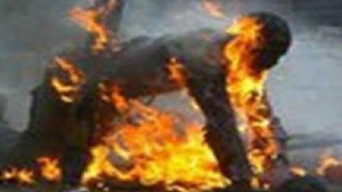 un barbat a ajuns la spital cu arsuri pe 90 din suprafata corpului dupa ce a cazut in foc