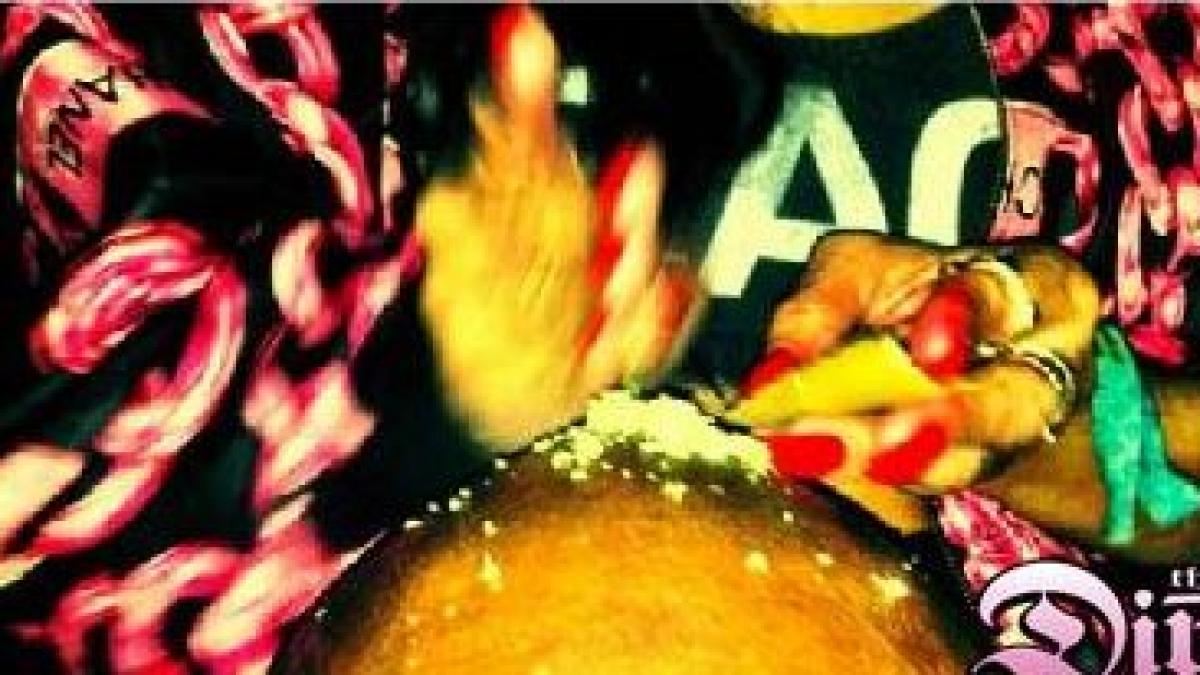 e pe marginea prapastiei gestul socant pe care il face rihanna intr un club arata ca are nevoie