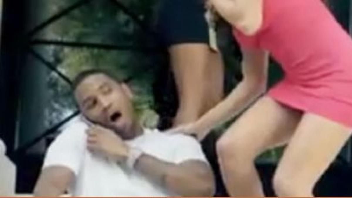 chiar daca trebuie sa te uiti cu lupa acest detaliu i a distrus cariera nu poarta rochia roz la