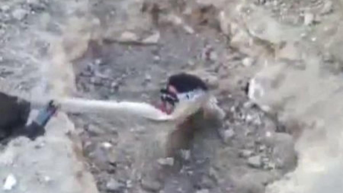 imagini socante un barbat a fost ingropat de viu de soldatii sirieni