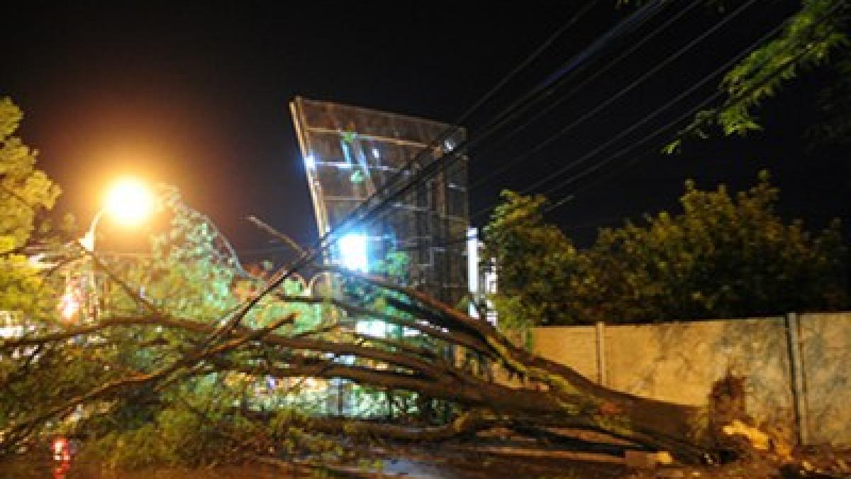 zeci de localitati fara energie electrica si acoperisuri smulse de vant in giurgiu si dambovita