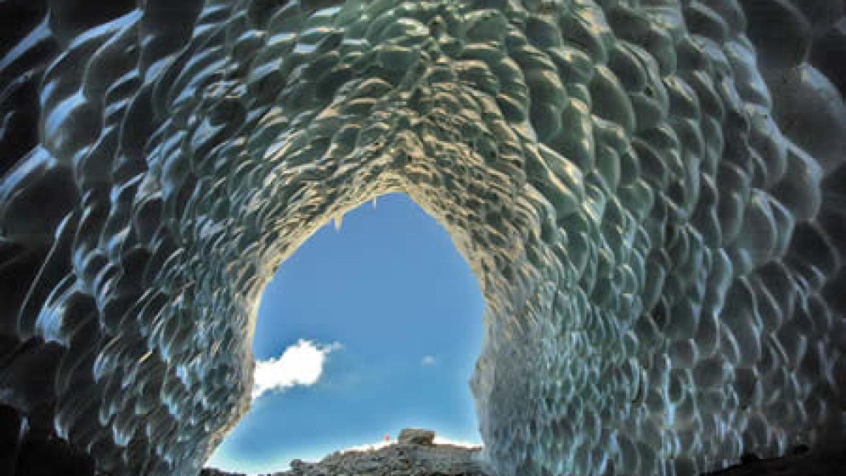 cele mai spectaculoase pesteri de gheata din lume