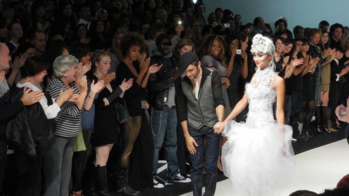 poveste de succes un creator de moda din romania cunoaste succesul in canada