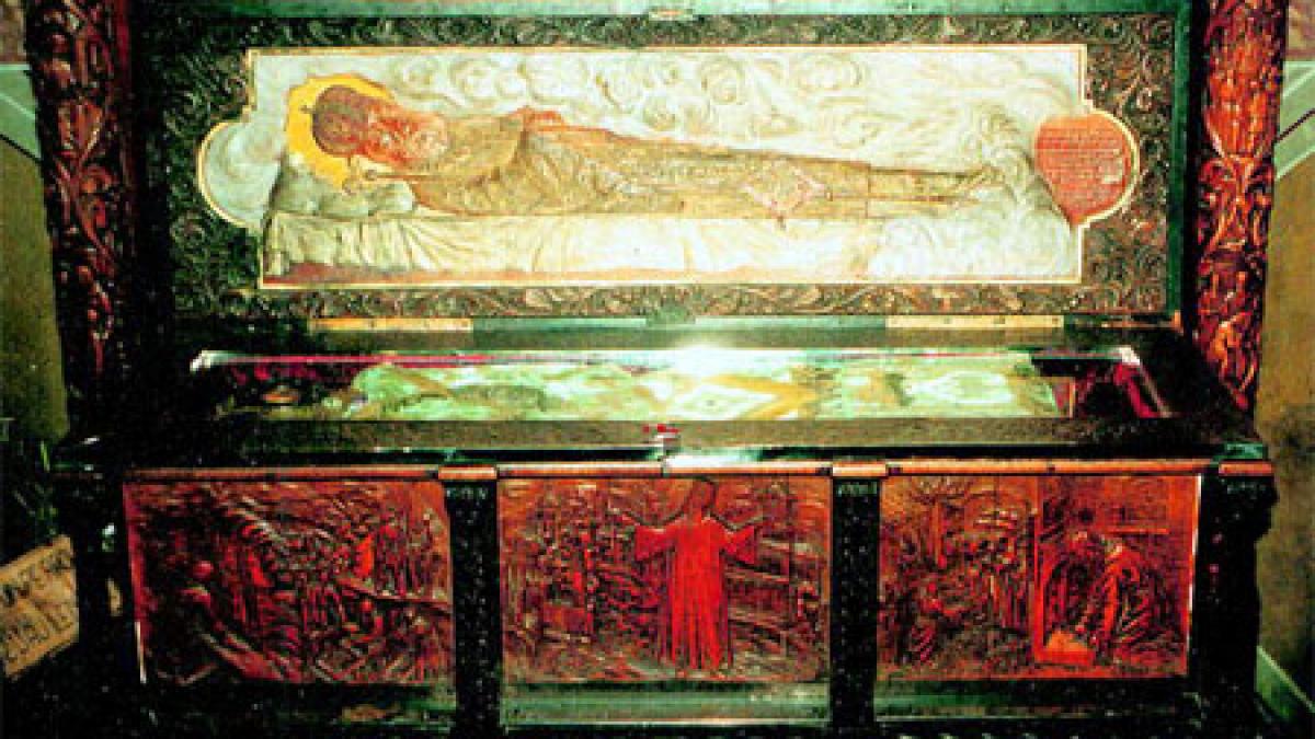 mii de credinciosi craioveni s au adunat sa se inchine la racla cu moastele sfantului calinic de la