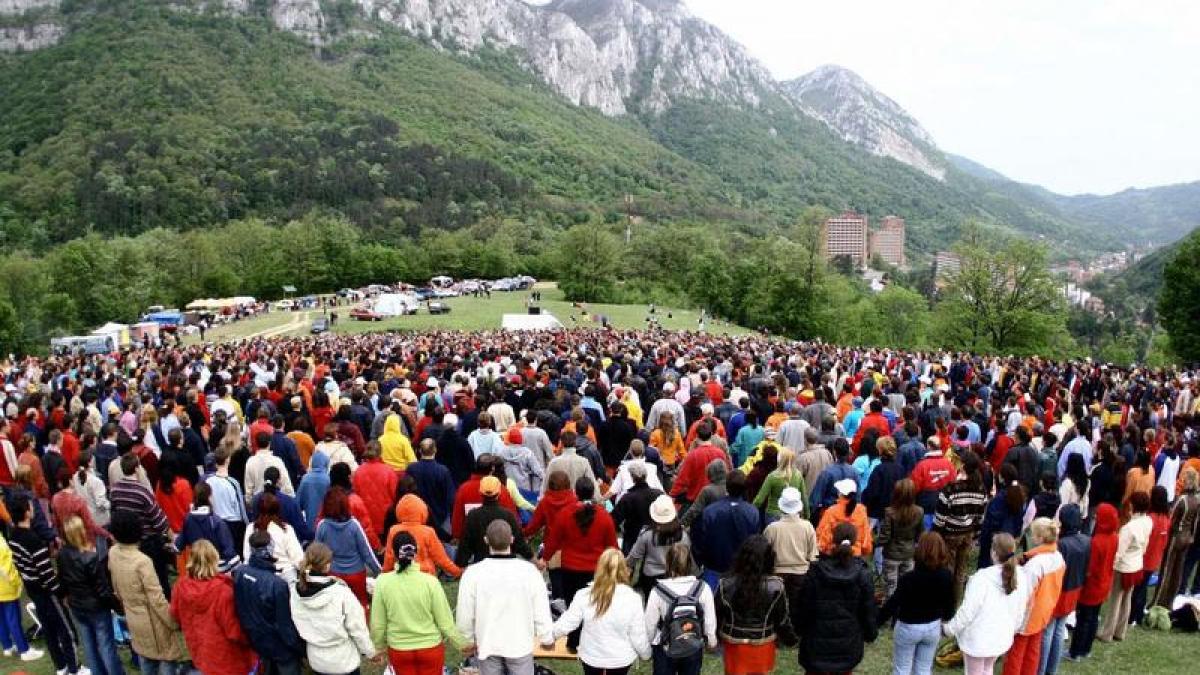 peste 4 000 de membrii misa prezenti la baile herculane pentru realizarea unei spirale yang