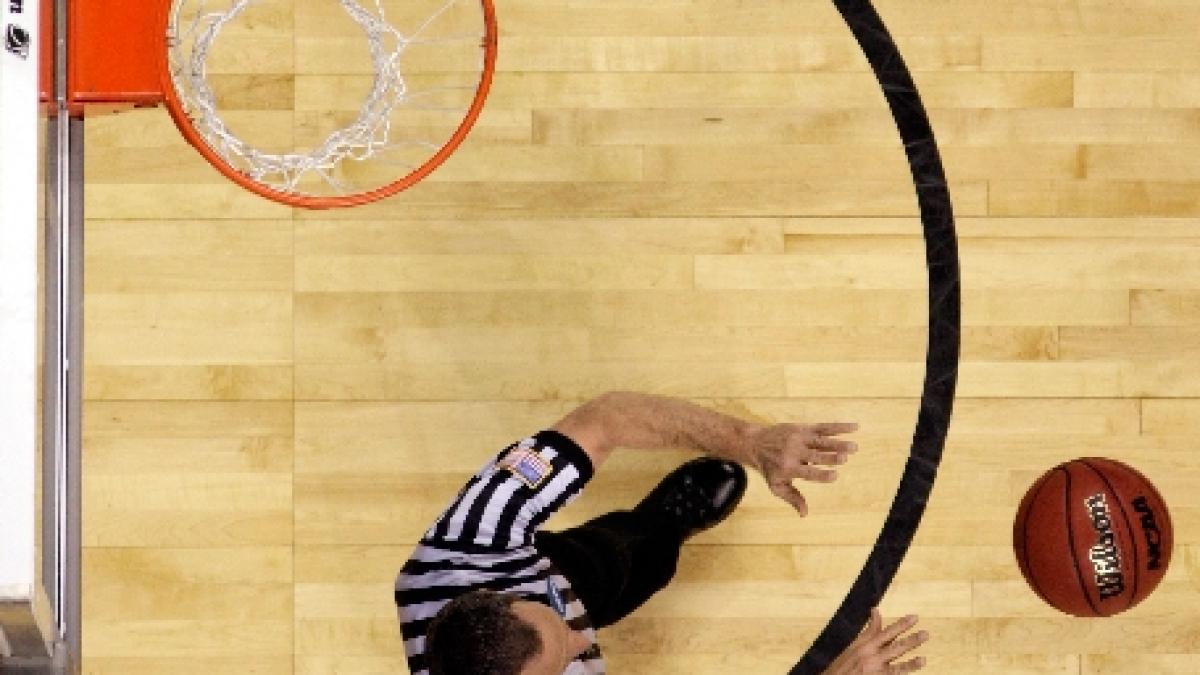 un arbitru a fost amenintat cu pistolul in timpul unui meci de baschet