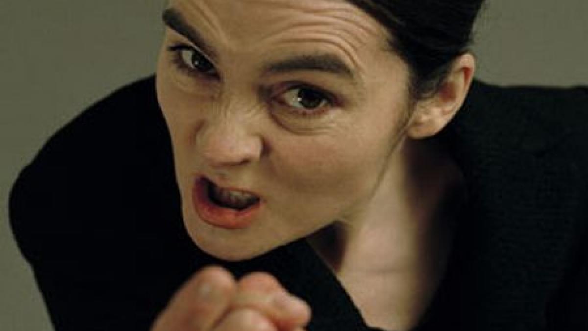 au lasat eleganta si delicatetea la usa bisericii sute de femei s au calcat in picioare ca sa