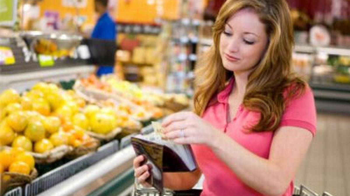 comportament scandalos al angajatilor unui supermarket filmau femeile cu fuste scurte si vindeau