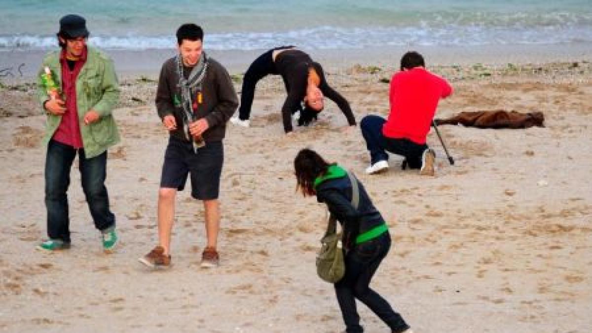 drogurile mana in mana cu distractia pe litoral cum a decurs prima intalnire a romanilor cu marea