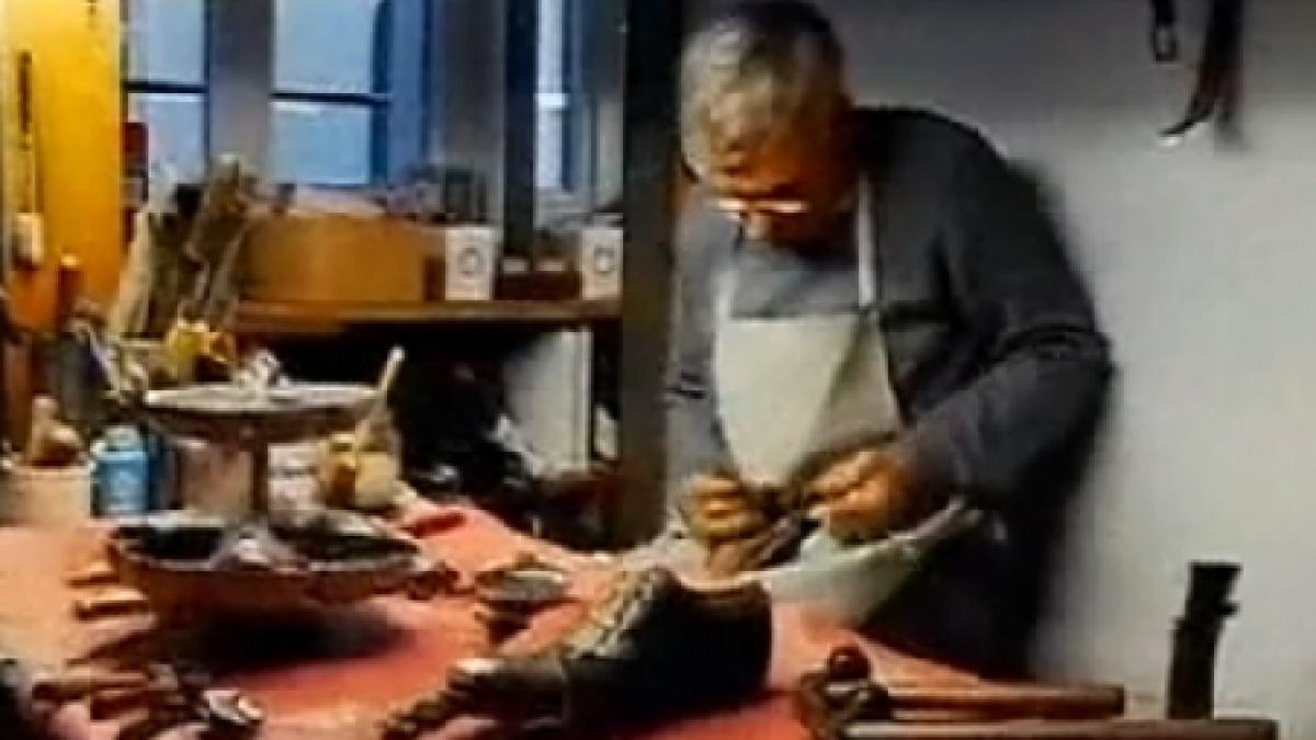 romanul care a transformat meseria de pantofar in arta intr un atelier vienez afla povestea lui in