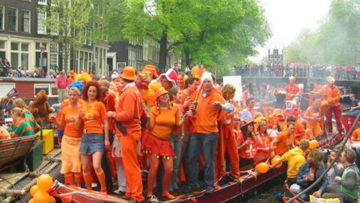 atmosfera de carnaval la amsterdam ziua reginei betrix sarbatorita pe strazi
