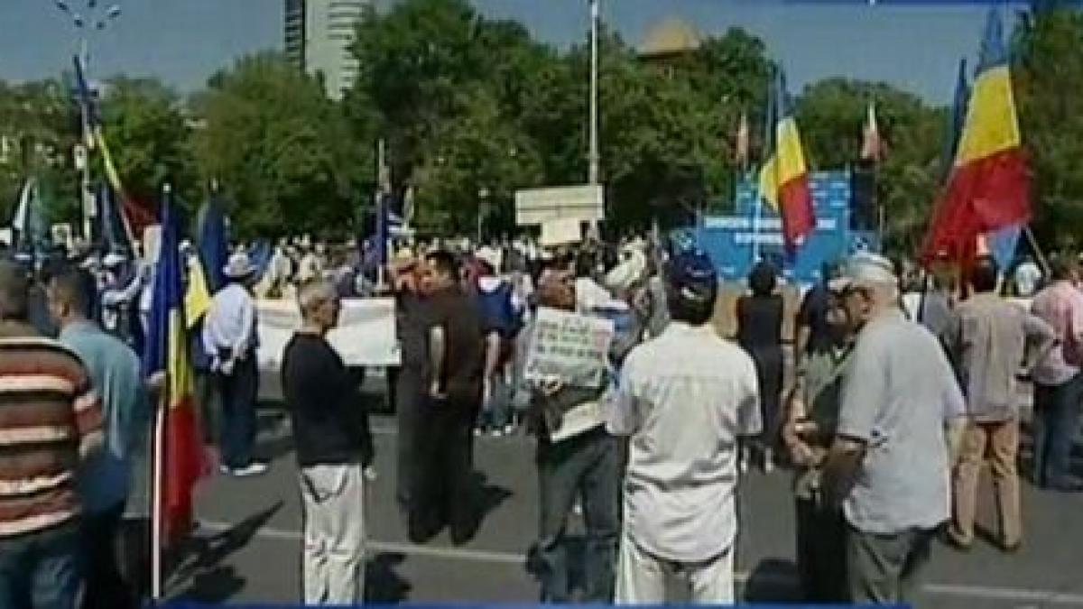 militarii disponibilizati au protestat de 1 mai in piata victoriei oamenii au cerut alegeri