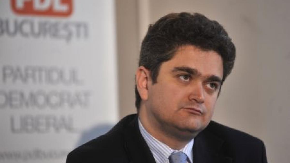 paleologu pe bicicleta la depunerea candidaturii pentru primaria sectorului 1 sunt prea fraier sa