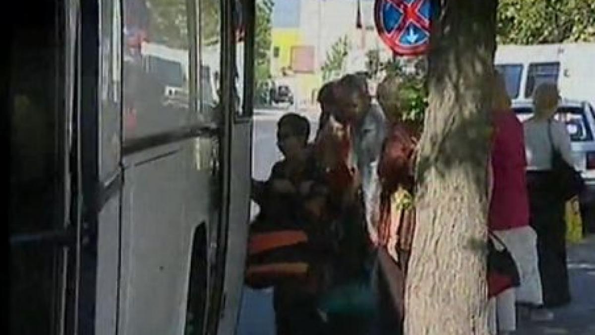 pdl in febra alegerilor excursii electorale pentru sute de pensionari si tineri din sectorul 6 al