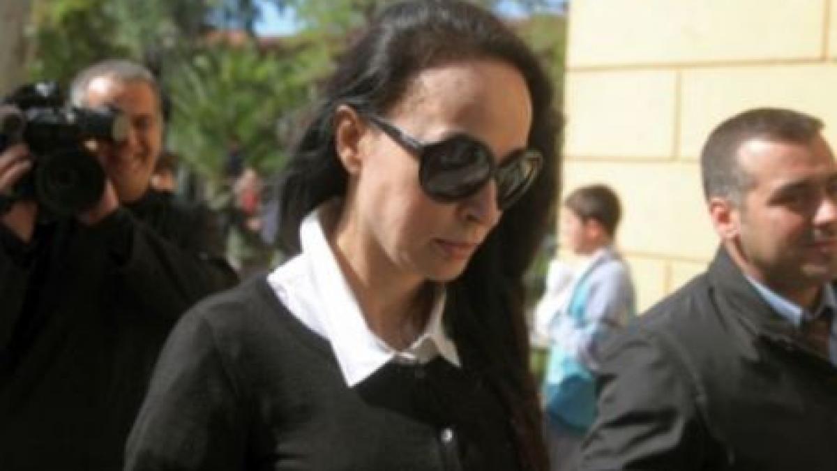 sotia unui fost ministru grec acuzat de coruptie si incarcerat se afla in greva foamei