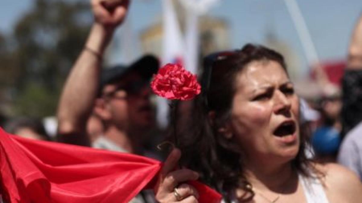 sute de mii de greci protesteaza fata de masurile de austeritate