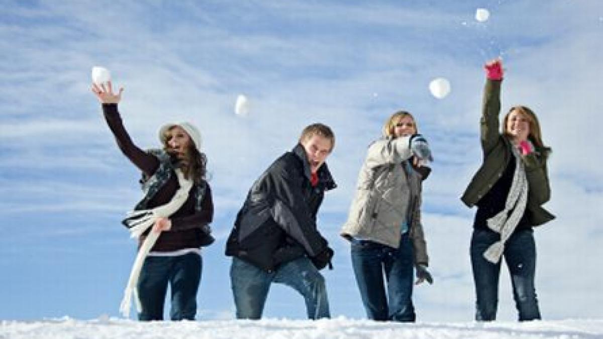 au dat gratarul si micii pe zapada bataie cu bulgari de 1 mai