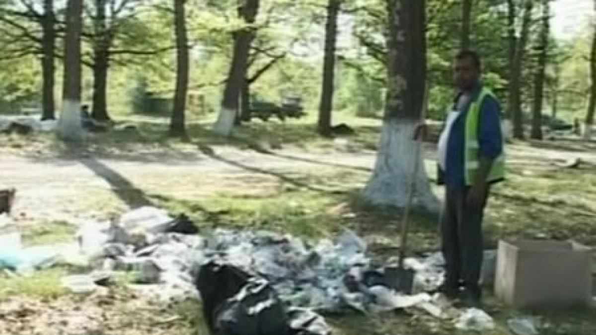 munti de mizerie in parcuri si pe litoral dupa minivacanta de 1 mai