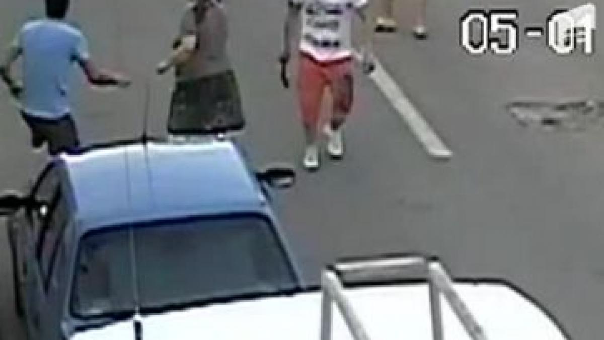 rafuiala armata intre cele doua clanuri de interlopi din cartierul giulesti surprinsa de camerele