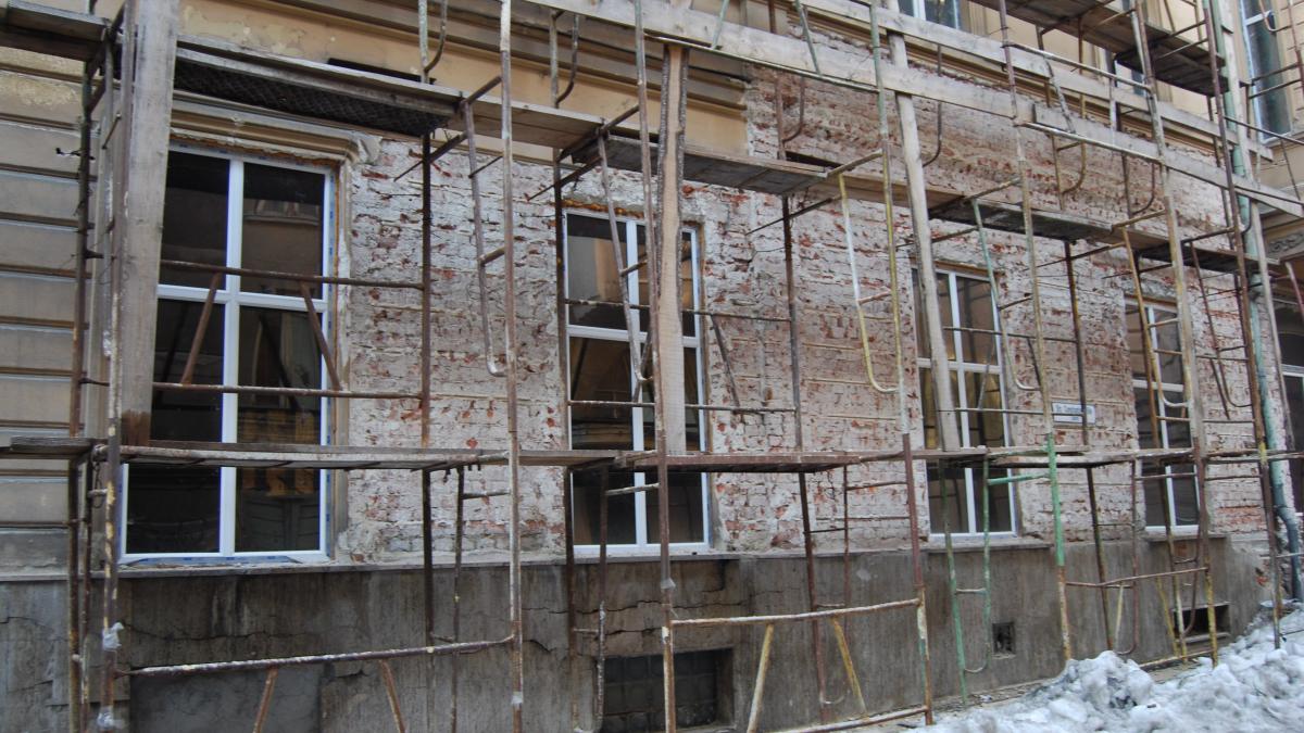 o schela s a prabusit pe o strada din baia mare peste o femeie si un copil