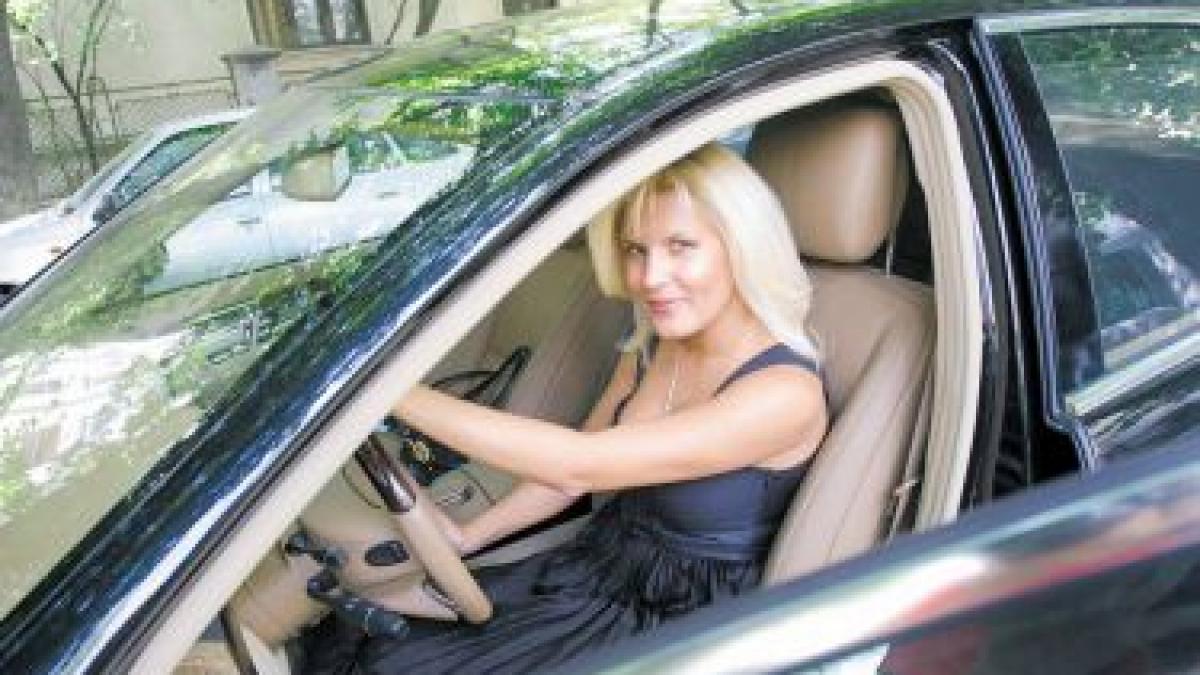 udrea si a luat masina mica e tinereasca sportiva si pe care ti o poti permite in capitala