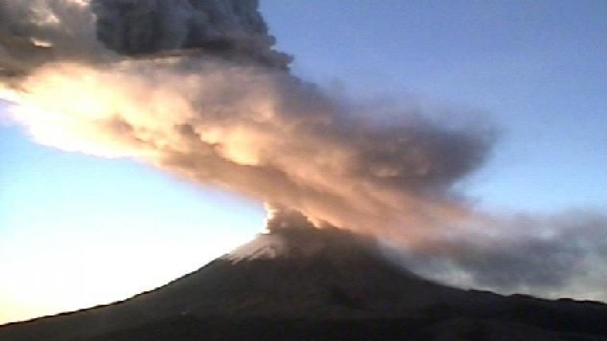 eruptia vulcanului popocatepetl cenusa vulcanica ameninta capitala mexicana