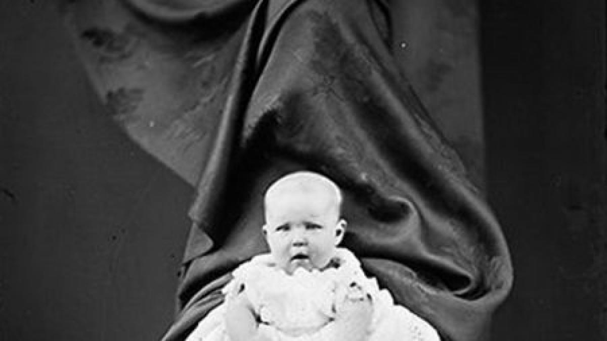 fantomele protectoare care imbratisau copiii imaginile din trecut care iti vor da fiori