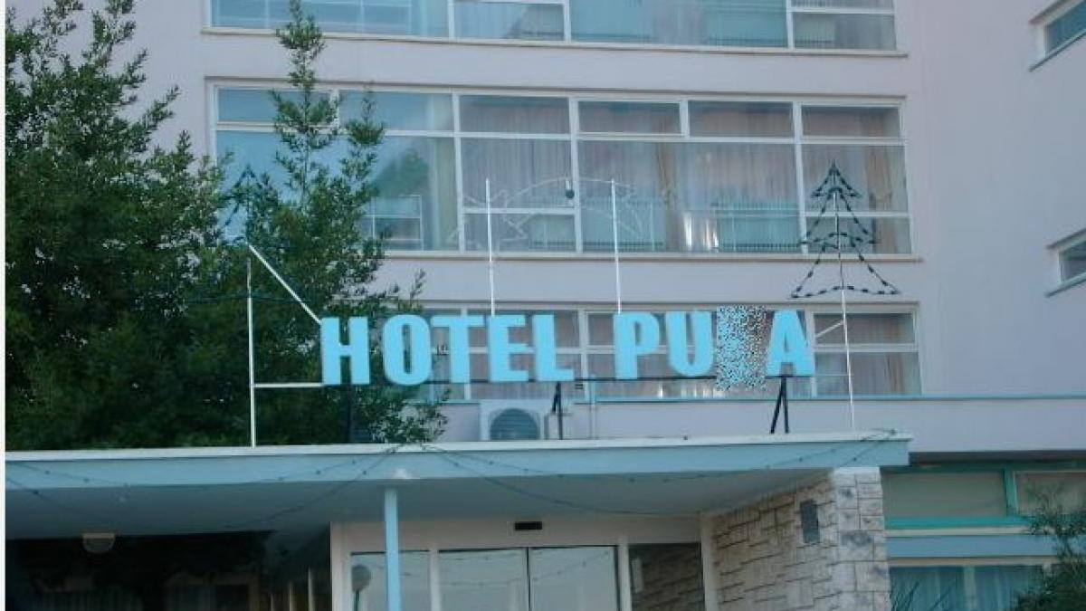 poftiti intrati intrati si va cazati avem de toate hotelul in care niciun roman nu ar calca