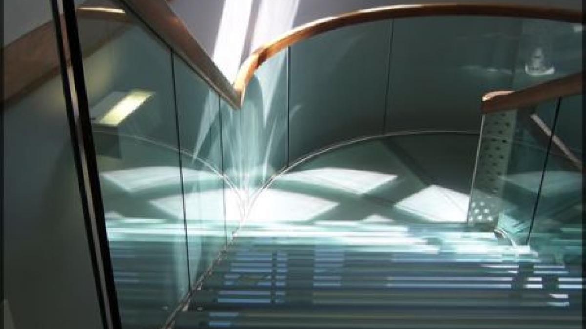 tentativa de suicid intr un mall din ploiesti o tanara angajata s a aruncat in gol peste balustrada