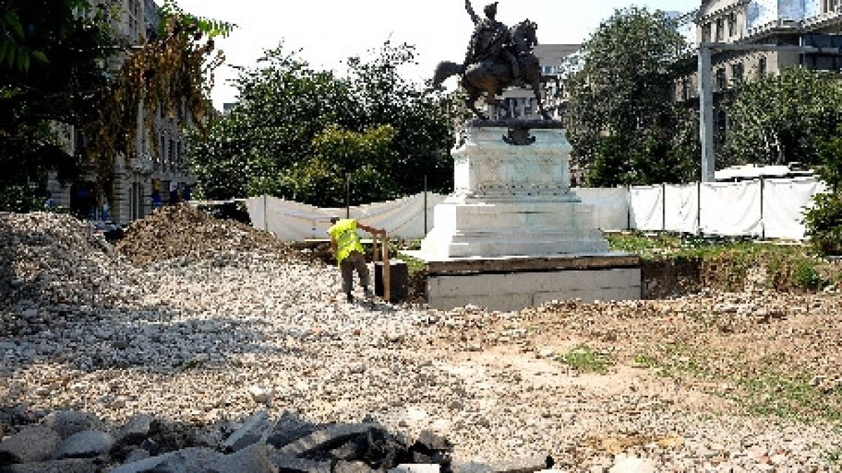 Statuile de la Piaţa Universităţii au fost aduse la locurile lor