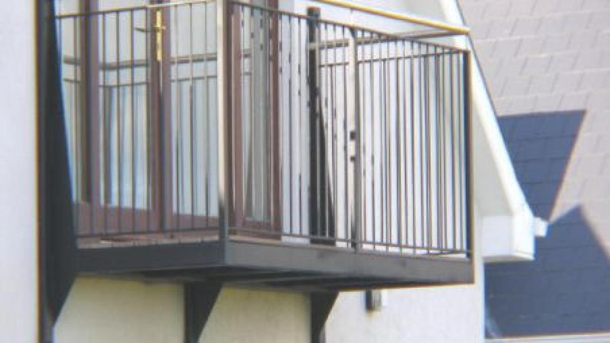 doi tineri din baia mare au cazut de la etaj cu tot cu balcon