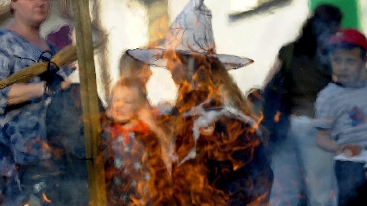 invazie de zombi in praga sute de morti vii au luat parte la o parada in capitala republicii cehe