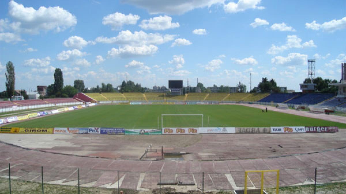 pitesti un barbat s a urcat pe un stalp al stadionului nicolae dobrin si ameninta ca se omoara