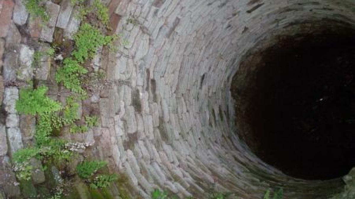 bomba activa si un incarcator de pistol gasite intr o fantana din buzau