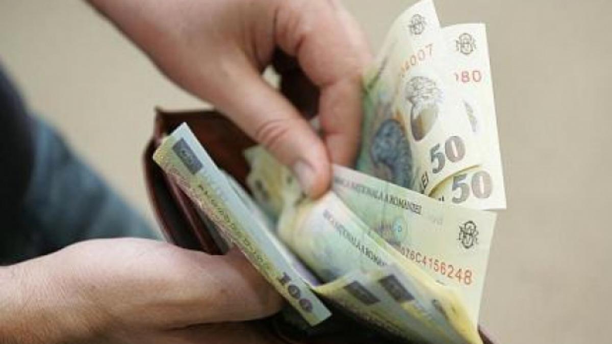 salariul mediu a crescut cu aproape 5 in luna martie afla in ce domenii s au inregistrat cele mai