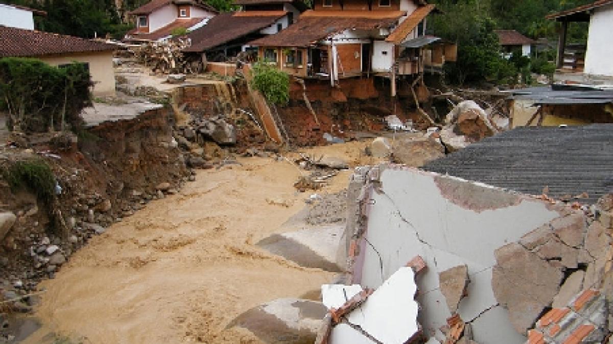 stare de urgenta in brazilia zeci de mii de oameni evacuati in urma revarsarii mai multor rauri