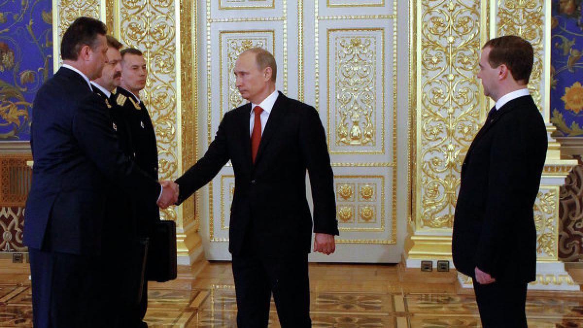 vladimir putin a preluat valiza nucleara imediat dupa investirea in fruntea rusiei