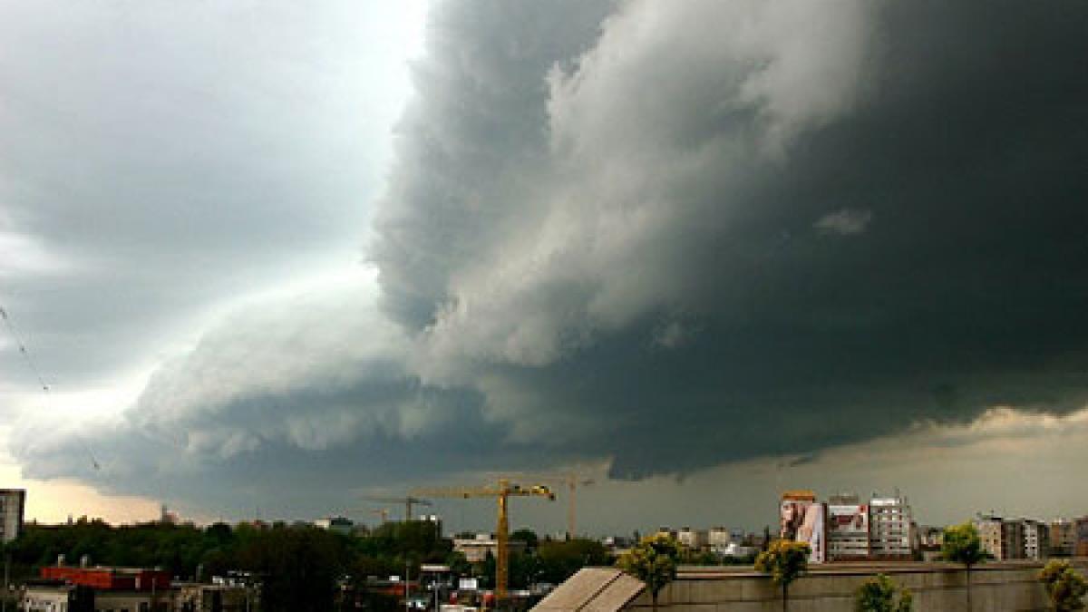 furtuni cu tunete si fulgere in mai multe orase ale tarii avertizarile meteorologilor s au adeverit