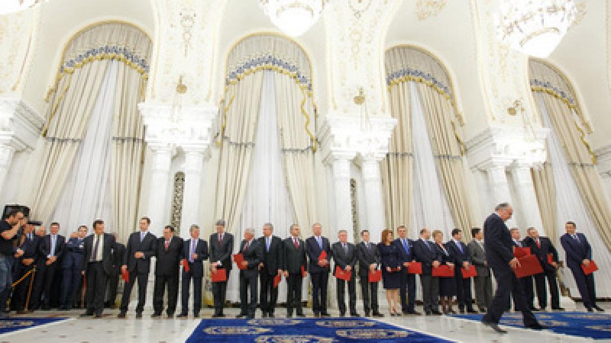 la poarta palatului cotroceni era coada intrarea ministrilor s a facut pe baza de lista si fiecare