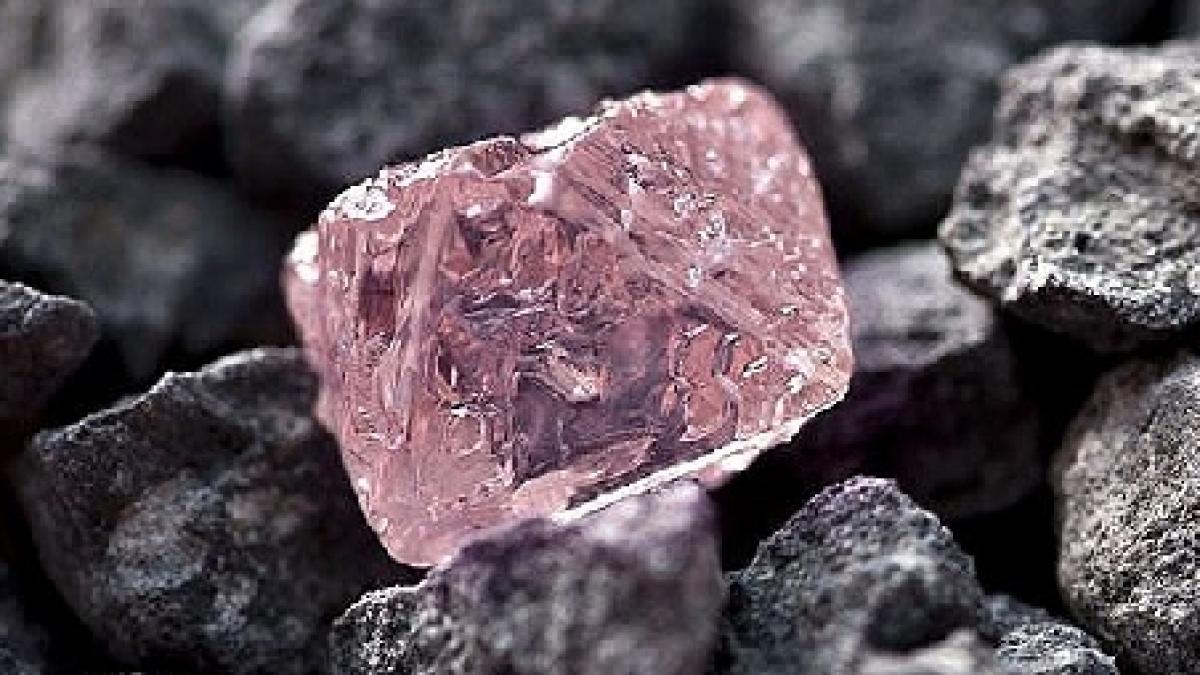 cel mai mare diamant roz scos la licitatie cat valoreaza piatra