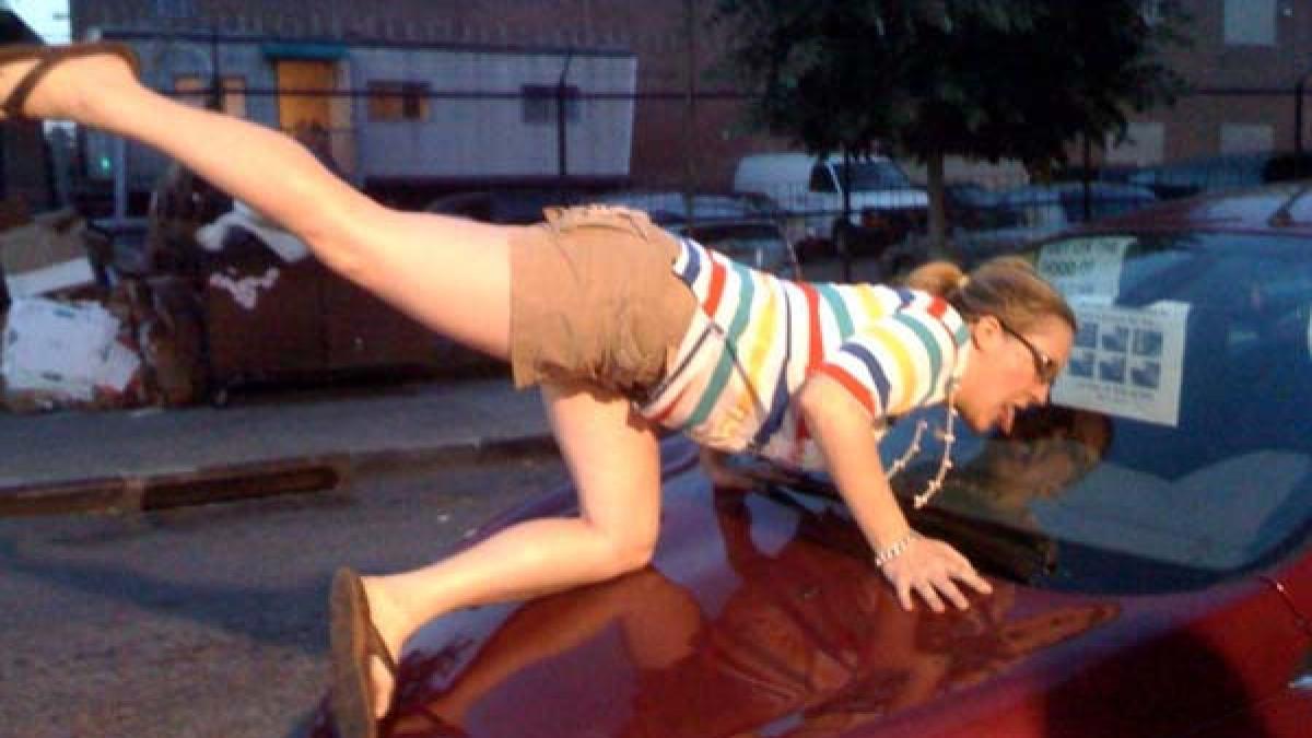 cel mai nebun pieton se urca pe masinile care circula pe strada