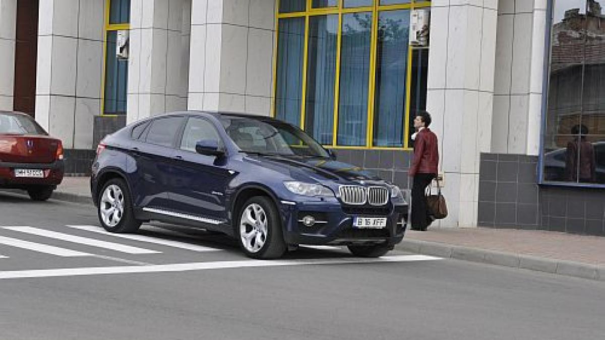 daca ai masina lui poti parca unde vrei regulile de circulatie nu sunt pentru smecheri