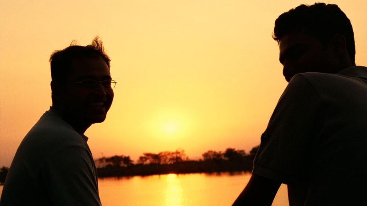 viata lui nu a mai contat a sarit in bazinul cu acid azotic pentru a si salva prietenul