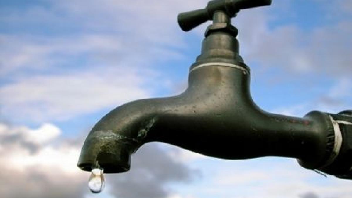 cum se traieste intr un oras romanesc in secolul xxi oamenii cara apa cu galetile de la kilometri