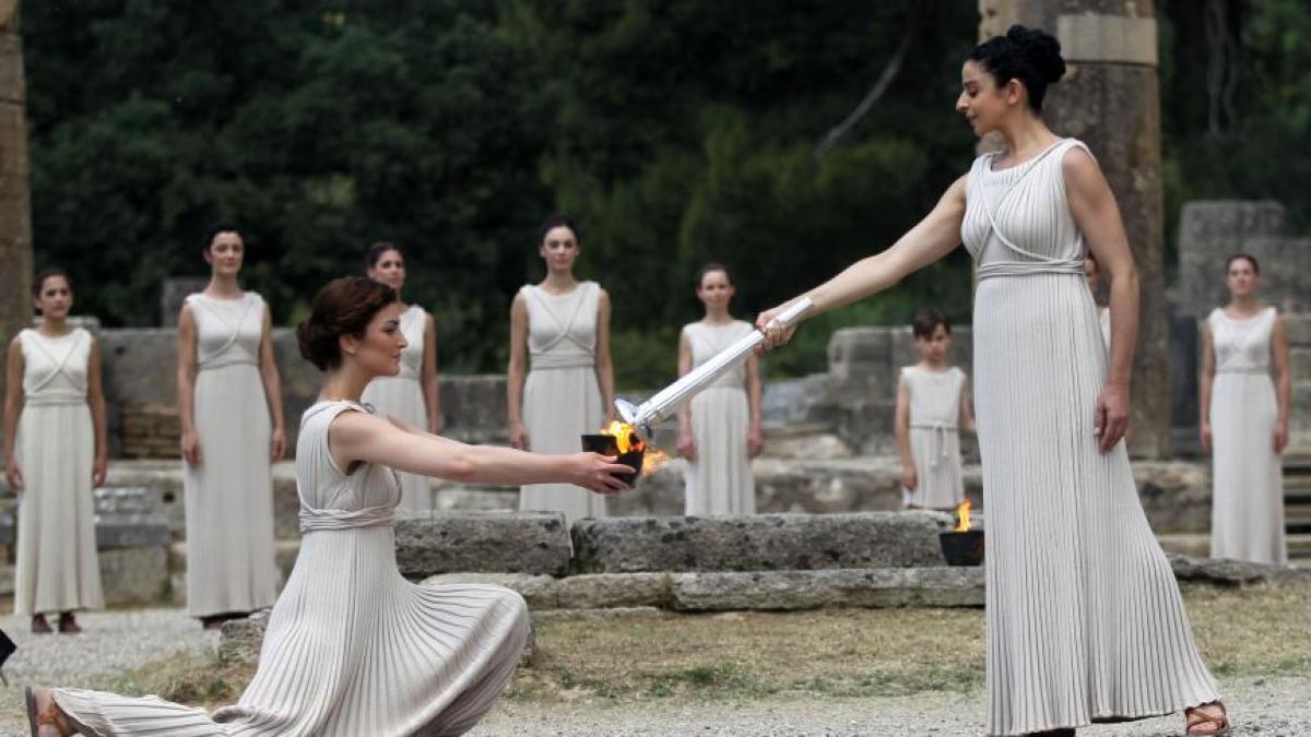 flacara olimpica a fost aprinsa si si a inceput drumul spre londra