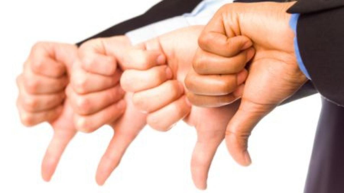 gest socant al cancelarului german angela merkel consuma propria ceara din urechi